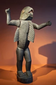 Hombre-Tiburón (hacia 1890) por Sossa Dede, una estatua simbolizando a Behanzin, museo del muelle Branly, París, Francia.