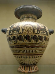 Gorgona arcaica con colmillos y ojos redondos flanqueada por leonas aladas o esfinges en pie en una hidria de Vulci, 540–530 a.C.