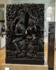 Uma Maheshvara (Parvati con Shiva), siglo XII-XIII de Odisha, India, actualmente en el Museo Británico.