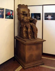 Tammuz, estatua de Imre Schrammel, Teatro Nacional de Miskolc, Hungría