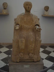 Perséfone o "la mujer fallecida sosteniendo una granada". Estatua cineraria de terracota. Museo arqueológico Nacional de Palermo, Italia.