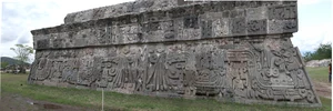 Templo de la serpiente emplumada en Xochicalco, adornada con una serpiente emplumada totalmente zoomórfica.