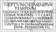 Inscripción de Chichester: "A Neptuno y MInerva, por el bienestar de la Casa Divina, por la autoridad de Tiberio Claudio Cogidubno, Gran Rey de los Britones, la escuela de artífices y aquellos en ella erigieron este templo de sus propios recursos [...]ens, hijo de Pudentinus, donado al lugar