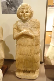 Female worshipper with tufted dress and wrapped headdress, Khafajah, Nintu Temple VII, Early Dynastic period, 2600-2500 BC, gypsum - Oriental Institute Museum, University of Chicago - DSC07453