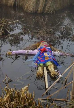 Kukła przedstawiająca Marzannę wrzucona do wody