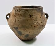 Doppelkonischer Topf mit Henkeln (Drilandmuseum, 1300-620 v. Chr.)
