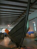 Das Nydamboot in der Nydam-Halle des Archäologischen Landesmuseums in Schloss Gottorf