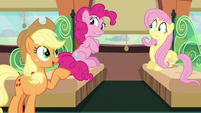 Applejack "already plannin' a parade" S6E18