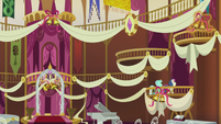 Lyra and Bon Bon decorating town hall S5E9