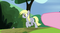 Pinkie Pie pointing at Derpy S7E4