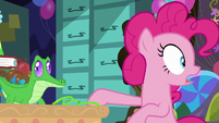 Pinkie Pie suddenly looking behind her S7E23