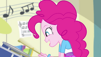 Pinkie Pie tocando unas verdaderas tamboras EG2