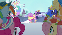 Princess Twilight pointing out friends S3E13