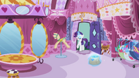 Rarity entering boutique S2E05