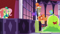 Smooze follows Pinkie onto the dance floor S5E7