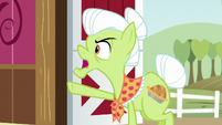Granny Smith "lines up at Sweet Apple Acres" S6E23