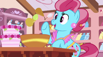 Mrs. Cake tossing candied pears in a bowl S7E13