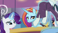 Rarity showing Sassy the new costumes S5E15