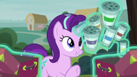 Starlight holding her campfire spices S8E19