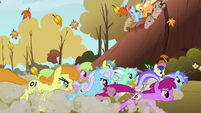 The racers pass Applejack and Rainbow Dash for the last time S1E13