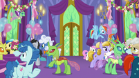 Ponies and changelings mingle in the throne room S7E1