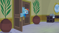 Rainbow Dash returns to the hotel room S8E5