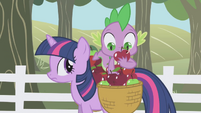 Spike looking at an apple with a worm S01E03