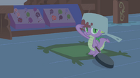 Spike salutes to Twilight S1E09