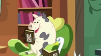Pig and swan holding copies of Wuthering Hooves S5E23