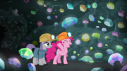 Pinkie Pie presents gems to Maud Pie S7E4