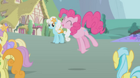 Pinkie Pie singing S1E3