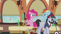 Rainbow looking serious at Pinkie S5E8