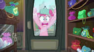 S06E03 Pinkie Pie dobija się do sklepu