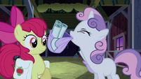 Sweetie Belle about to put her saddlebag down S3E04