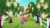 Pinkie popping apples into applesauce S8E18