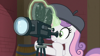 Sweetie Belle operating a movie camera S9E22