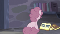 Pinkie faces to the book S5E02