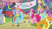 Pinkie gives Rainbow a pie for her birth-iversary S7E23