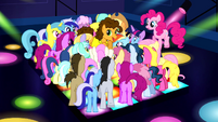 Ponies surrounding Cheese S4E12