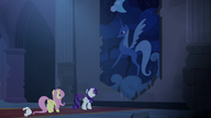 S04E03 Rarity i Fluttershy znajdują gobelin z Luną