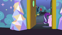 Starlight goes back inside her bedroom S7E1