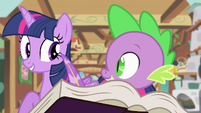 Twilight looking at Spike S4E11