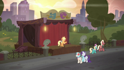 Applejack builds a smaller stage S5E16