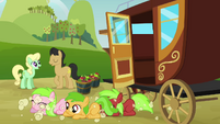 Three fillies come out from the carriage S3E08