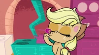 Applejack drinking tea PLS1E8a.png (742 KB)
