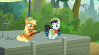 Applejack encouraging Rara S5E24