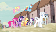 Party Favor and Double Diamond lead Mane Six S5E1