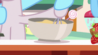 Rainbow and Pinkie mixing cupcake batter S8E18