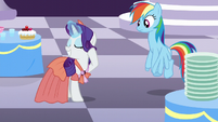 Rarity changes to a different dress S5E15