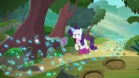 Rarity dumping dirt out of her boot S8E17